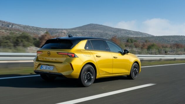 Opel Astra Electric in viaggio, autonomia fino a 454 km nel ciclo WLTP