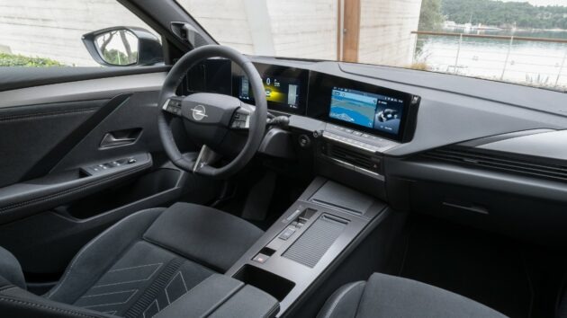 Abitacolo Nuova Opel Astra con doppio schermo da 10 pollici e sedili IntelliSeat