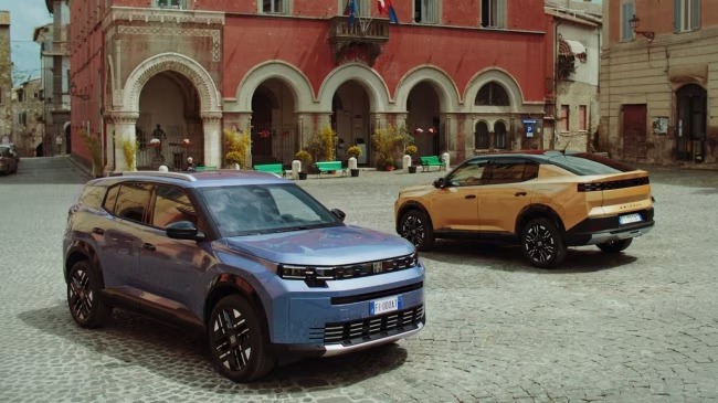 Nuova Fiat Grizzly blu e Fiat Grizzly Fastback oro parcheggiate in una piazza italiana