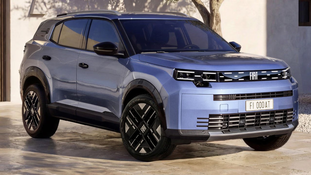 Fiat Grizzly 2026 blu, vista tre quarti anteriore del SUV di segmento C lungo 4,40 metri
