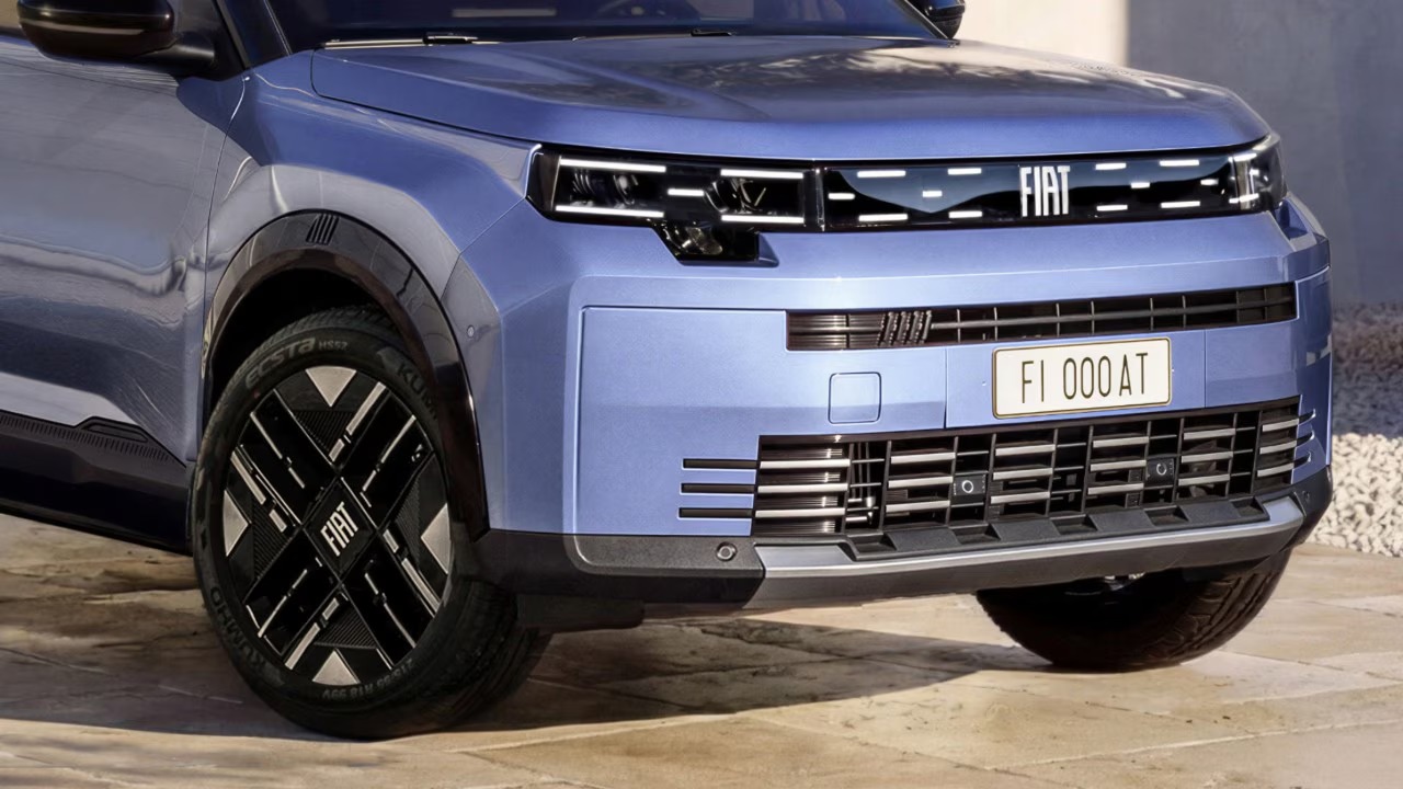 Frontale della nuova Fiat Grizzly 2026 con fari a pixel e logo FIAT a lettere