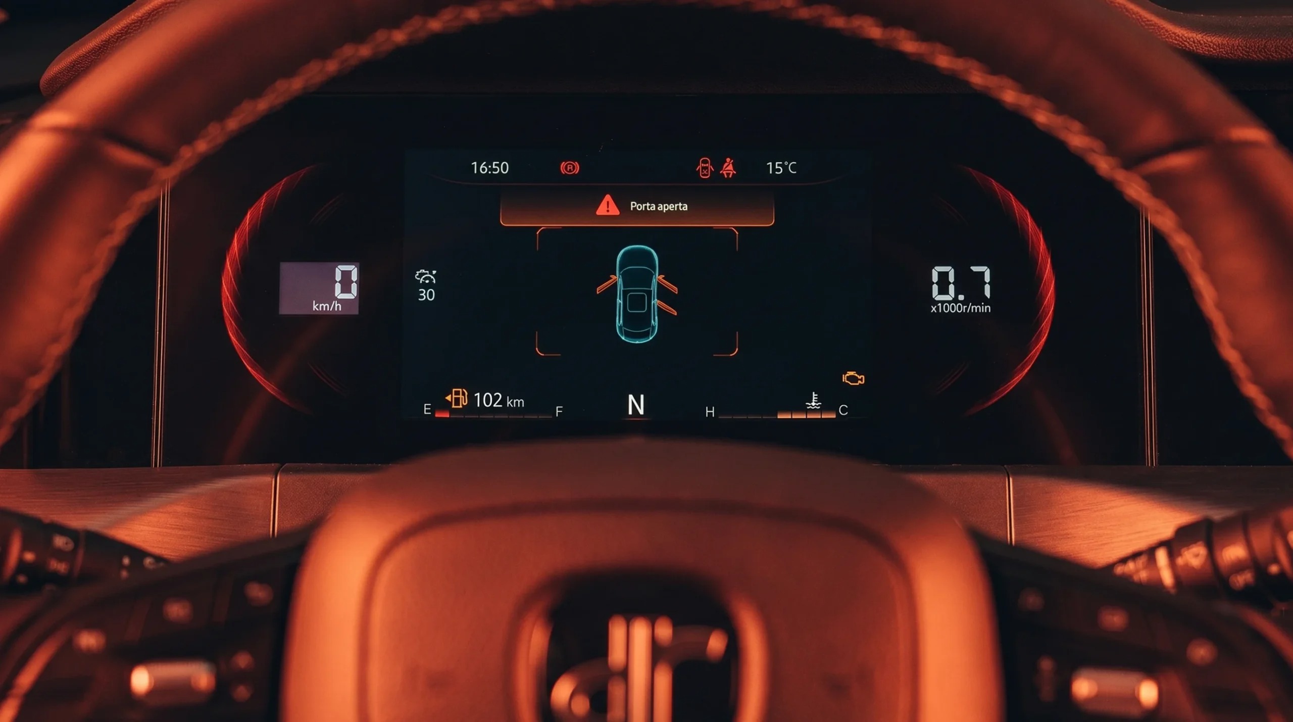 DR 5 Stilnovo - interni con touchscreen centrale e strumentazione digitale
