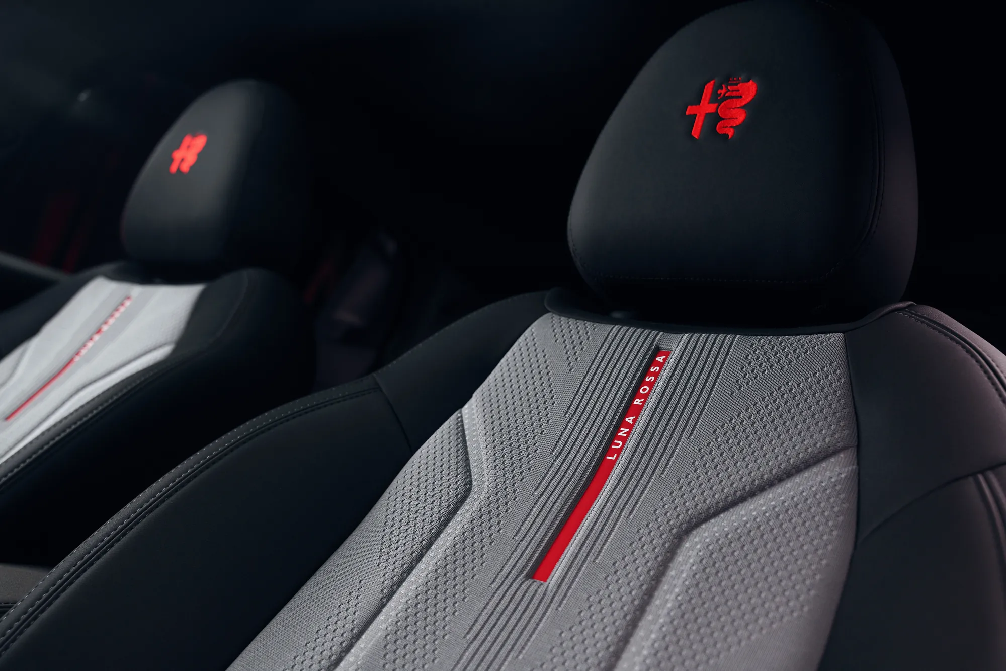 Sedili in maglia 3D con filo rosso della Alfa Romeo Junior Luna Rossa