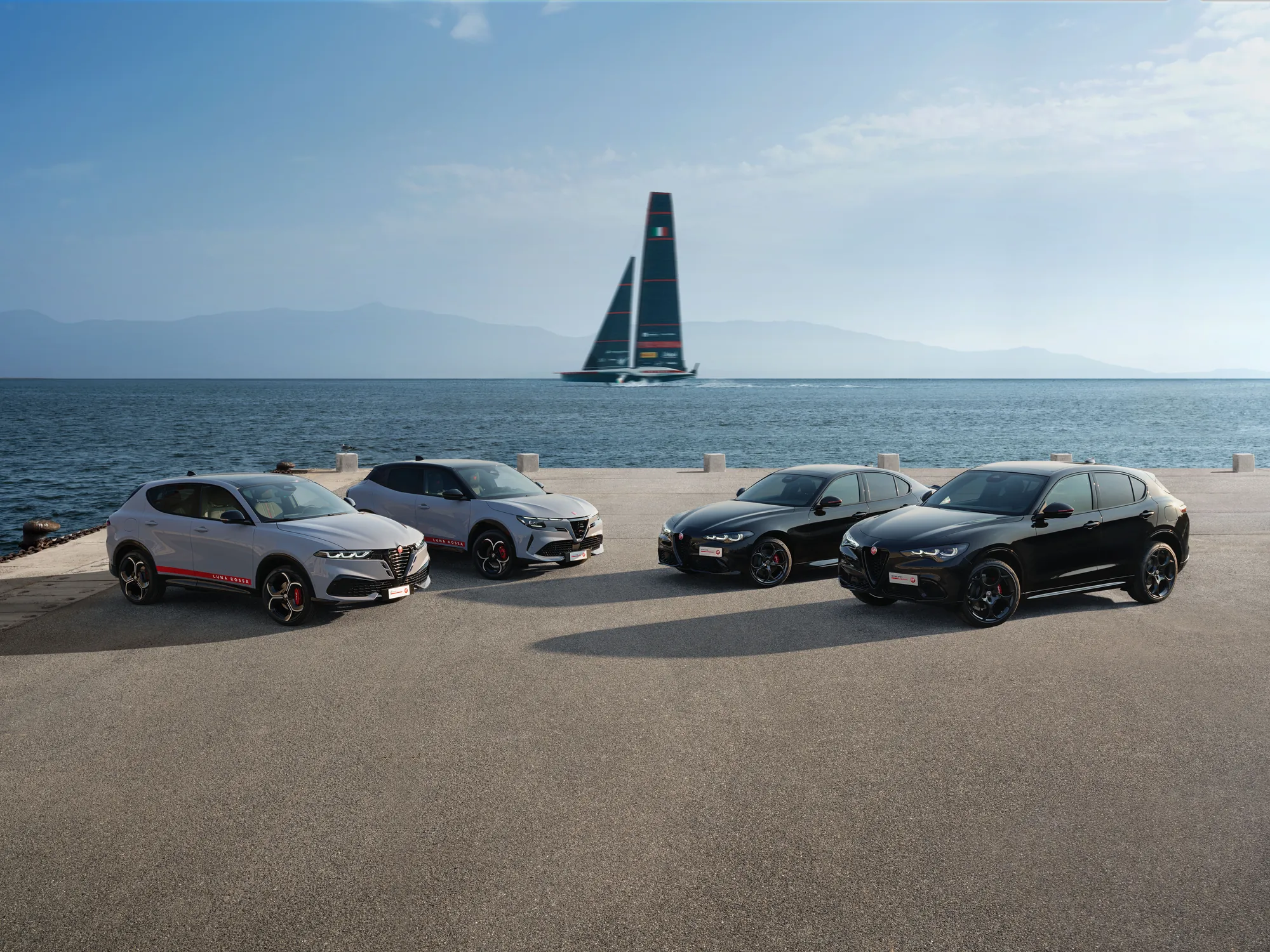 Gamma Alfa Romeo Luna Rossa davanti alla barca a vela del team Luna Rossa