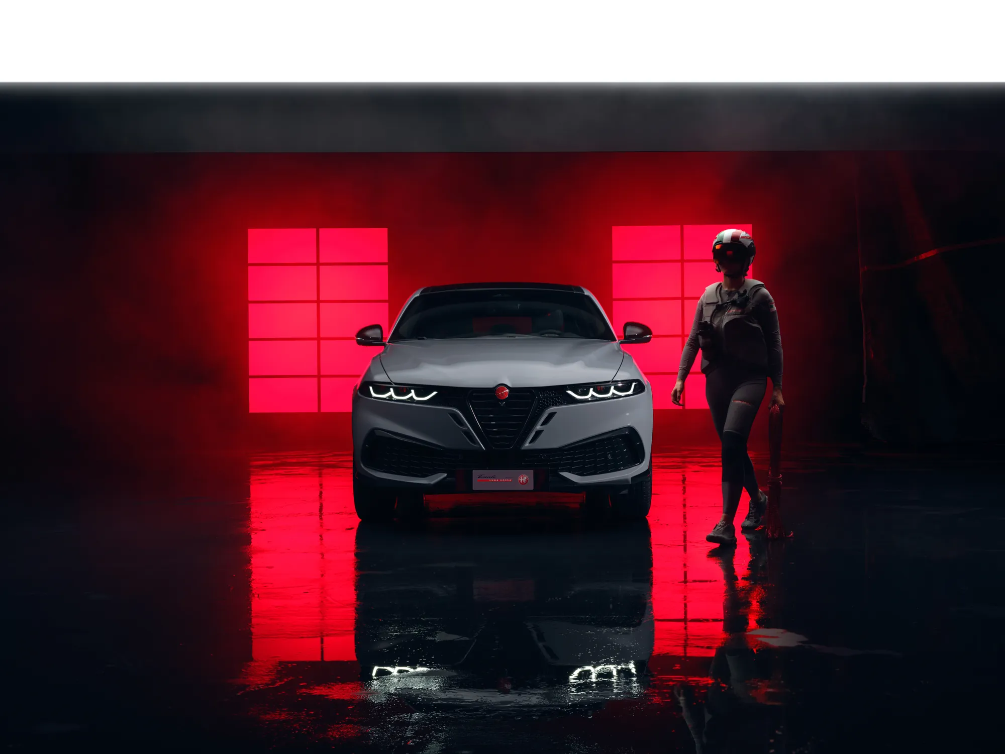 Alfa Romeo Tonale Luna Rossa grigia vista frontale con velista del team Luna Rossa