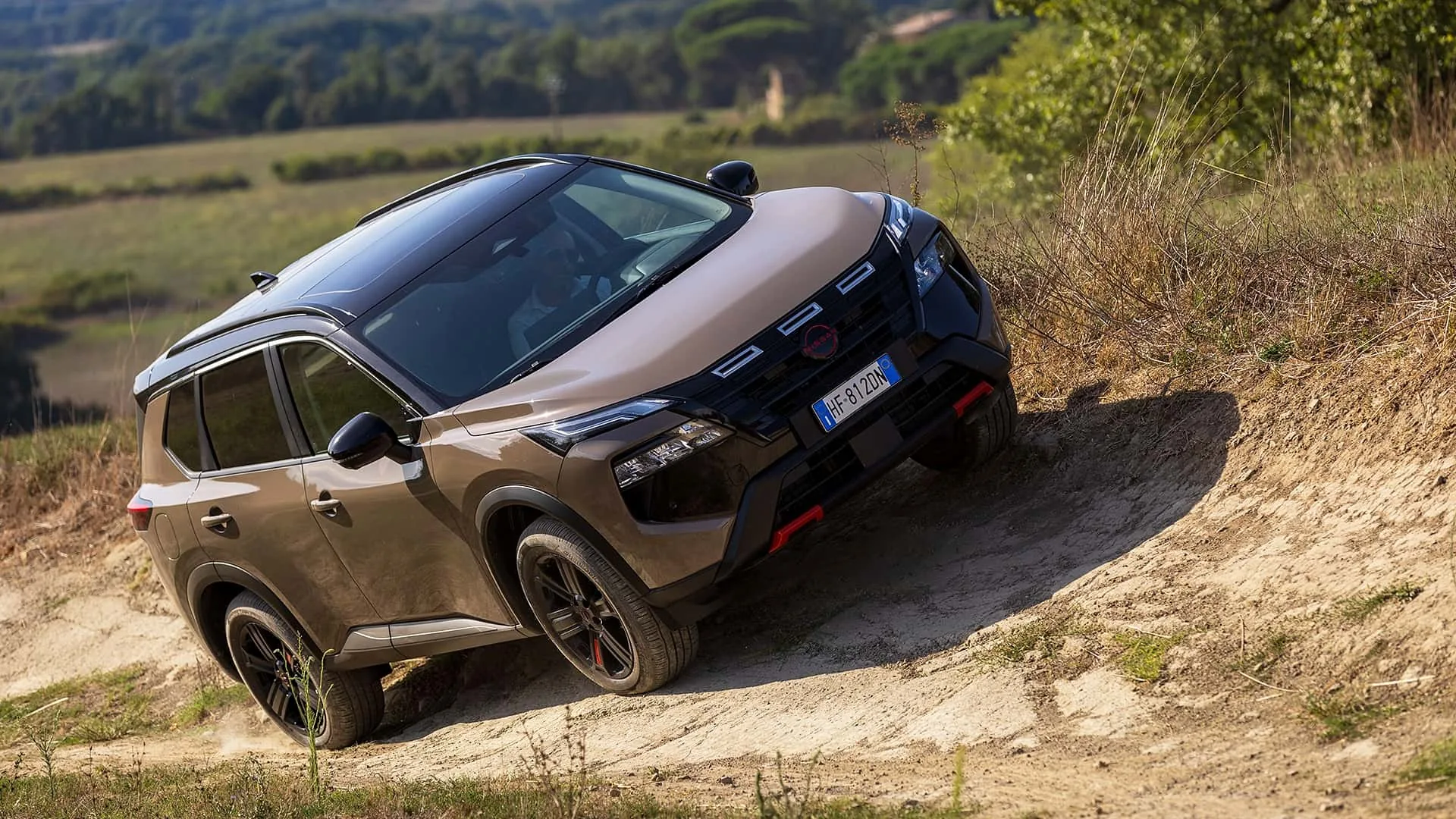 Nissan X-Trail N-Trek in salita su sterrato con trazione integrale e-4ORCE