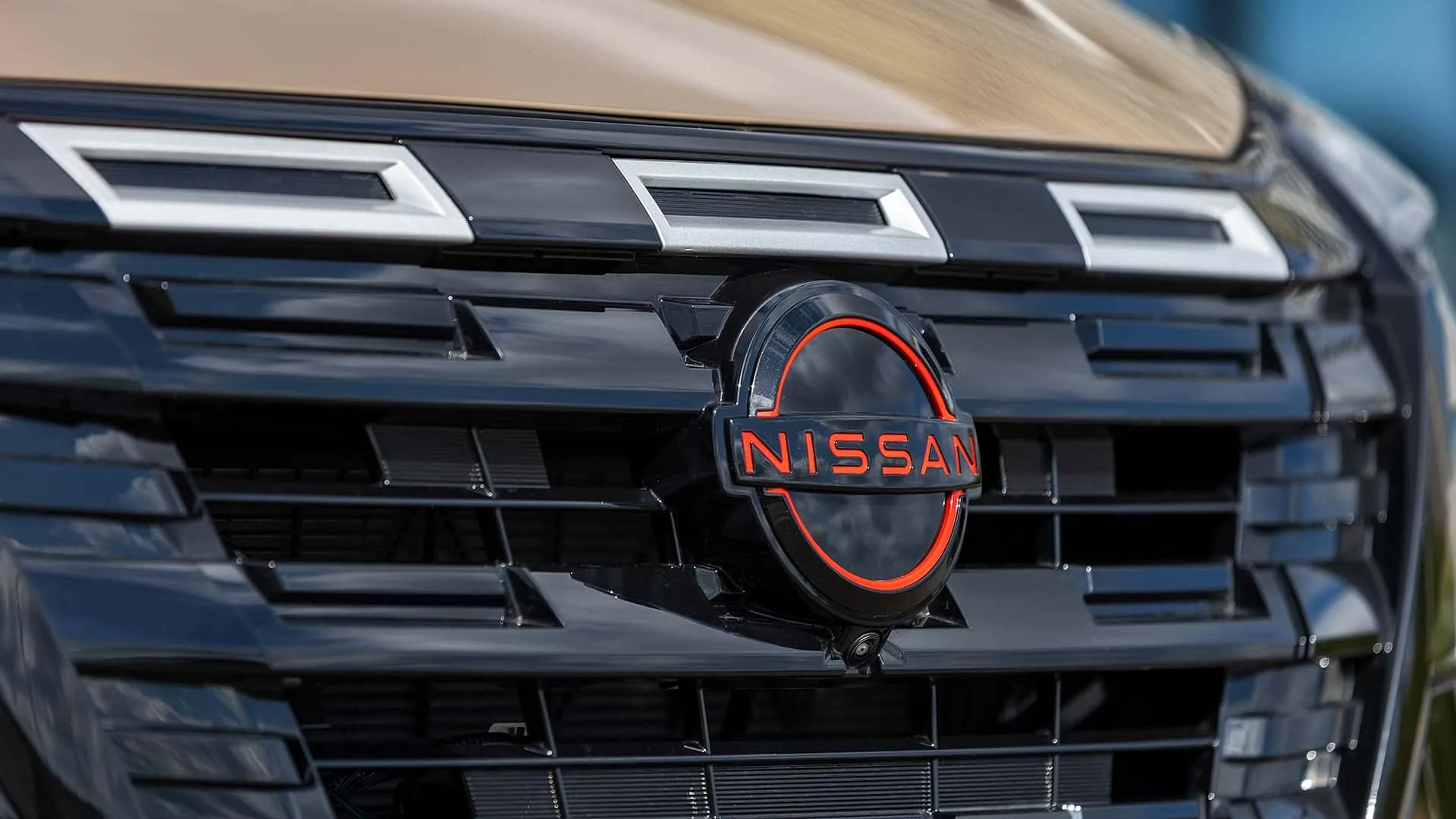 Griglia V-Motion con logo Nissan nero e rosso della X-Trail N-Trek