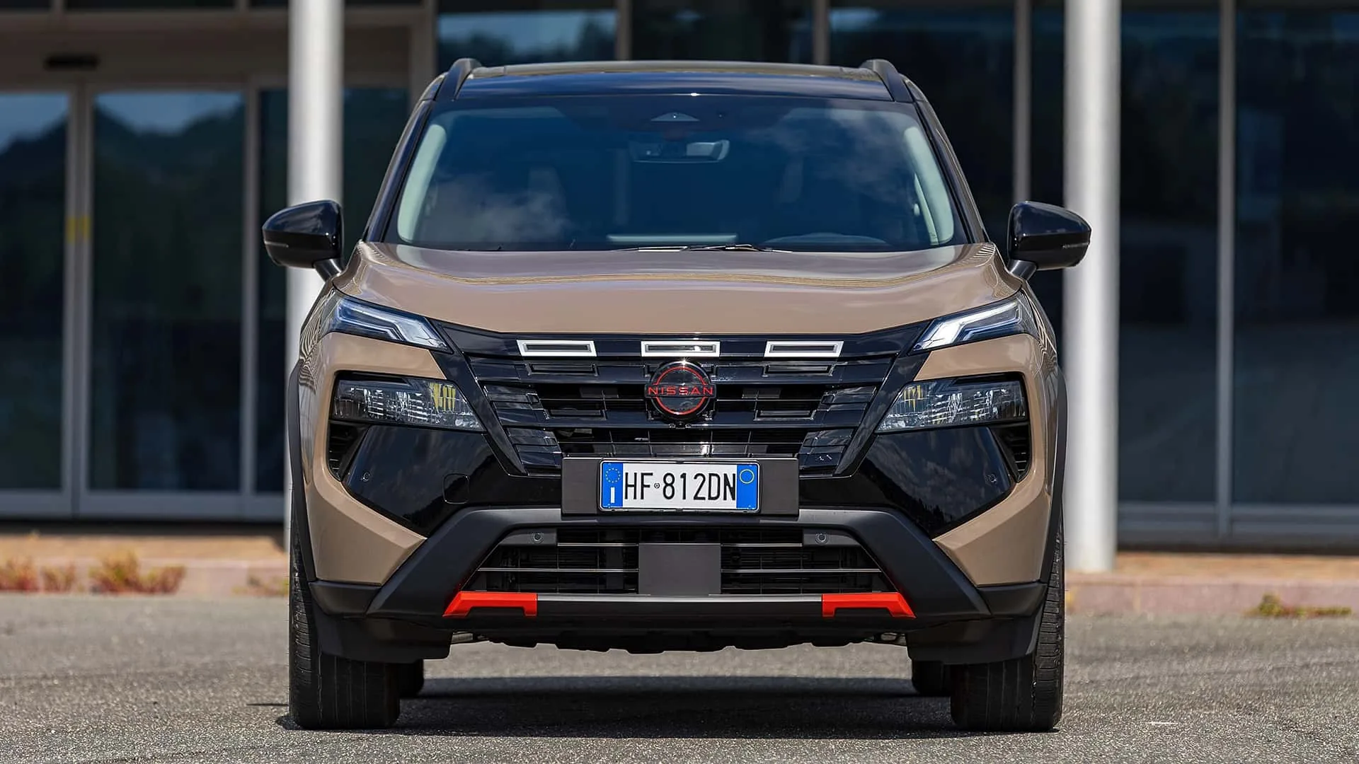 Nissan X-Trail N-Trek vista frontale con inserti rossi sui paraurti